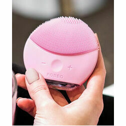 foreo-lunaTM-mini-2-travel-friendly-device-for-a-deep-cleanse